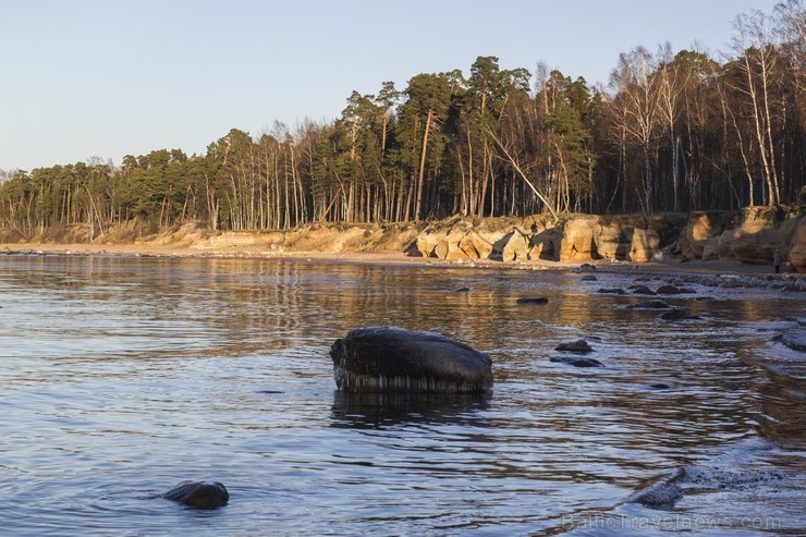 Veczemju klints ir krāšņākais sarkanā smilšakmens atsegums jūras piekrastē Latvijā 141043