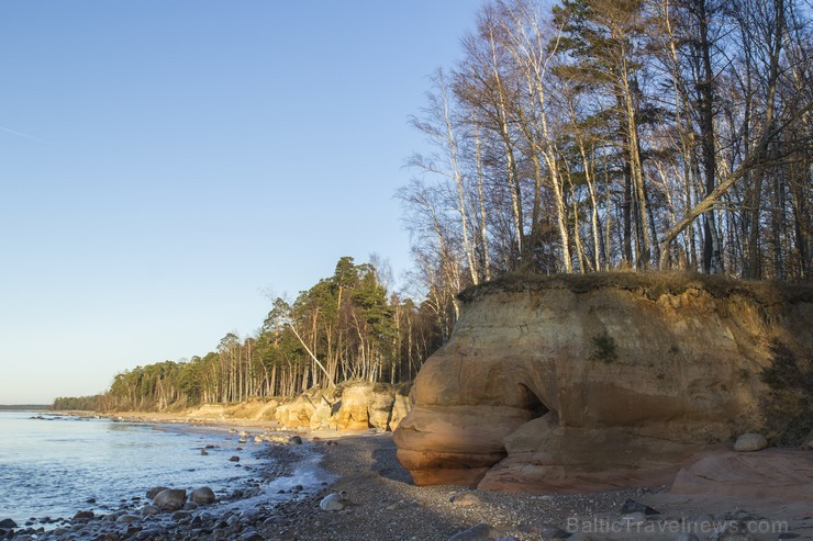 Veczemju klints ir krāšņākais sarkanā smilšakmens atsegums jūras piekrastē Latvijā 141045