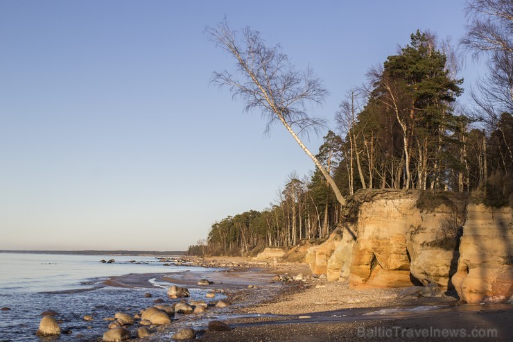 Veczemju klints ir krāšņākais sarkanā smilšakmens atsegums jūras piekrastē Latvijā 141048