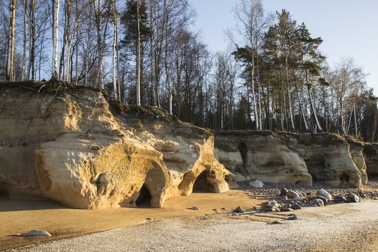 Veczemju klints ir krāšņākais sarkanā smilšakmens atsegums jūras piekrastē Latvijā 141049