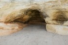 Veczemju klints ir krāšņākais sarkanā smilšakmens atsegums jūras piekrastē Latvijā 3