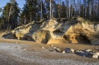 Veczemju klints ir krāšņākais sarkanā smilšakmens atsegums jūras piekrastē Latvijā 7