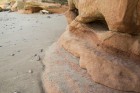 Veczemju klints ir krāšņākais sarkanā smilšakmens atsegums jūras piekrastē Latvijā 15