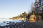 Veczemju klints ir krāšņākais sarkanā smilšakmens atsegums jūras piekrastē Latvijā 17