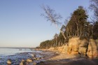 Veczemju klints ir krāšņākais sarkanā smilšakmens atsegums jūras piekrastē Latvijā 29