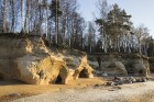 Veczemju klints ir krāšņākais sarkanā smilšakmens atsegums jūras piekrastē Latvijā 30