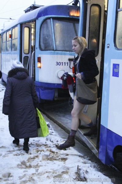 Pirmoreiz Rīgā norisinās akcija «Bez bikšu brauciens tramvajā» 141129