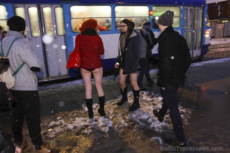 Pirmoreiz Rīgā norisinās akcija «Bez bikšu brauciens tramvajā» 141139