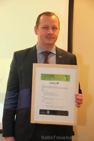 Latvijas ES Prezidentūras Zaļais aicinājums pasniegts Rīgas viesnīcai Radisson Blu Rīdzene, kuru vada Jānis Vālodze (Latvijas Viesnīcu un restorānu as 141540