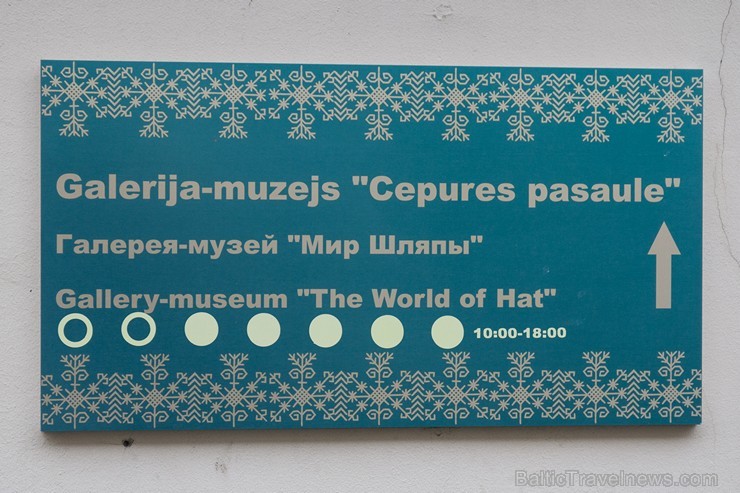 Čehijas vēstniecība dāvina valahu nacionālā tērpa galvassegu muzejam «Cepures pasaule» 141649
