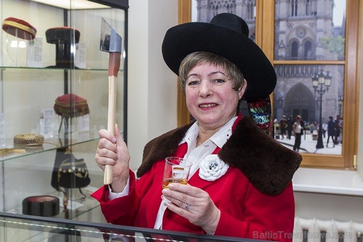 Čehijas vēstniecība dāvina valahu nacionālā tērpa galvassegu muzejam «Cepures pasaule» 141654