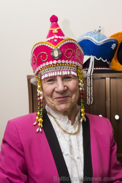 Čehijas vēstniecība dāvina valahu nacionālā tērpa galvassegu muzejam «Cepures pasaule» 141655