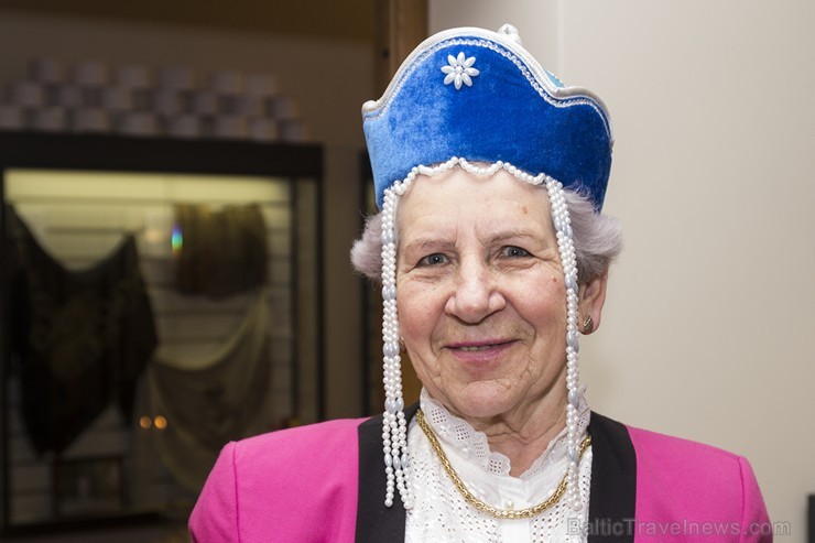 Čehijas vēstniecība dāvina valahu nacionālā tērpa galvassegu muzejam «Cepures pasaule» 141656