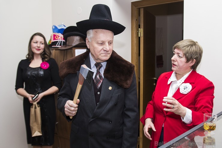 Čehijas vēstniecība dāvina valahu nacionālā tērpa galvassegu muzejam «Cepures pasaule» 141658