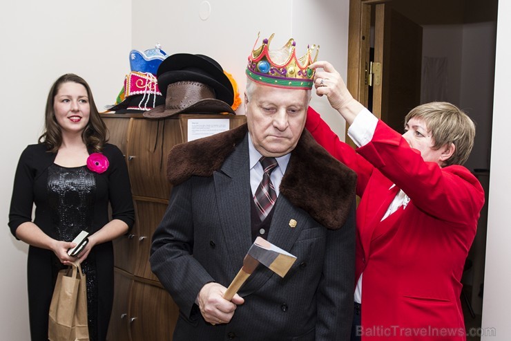 Čehijas vēstniecība dāvina valahu nacionālā tērpa galvassegu muzejam «Cepures pasaule» 141659
