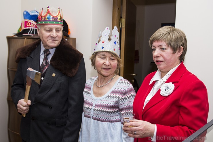 Čehijas vēstniecība dāvina valahu nacionālā tērpa galvassegu muzejam «Cepures pasaule» 141660
