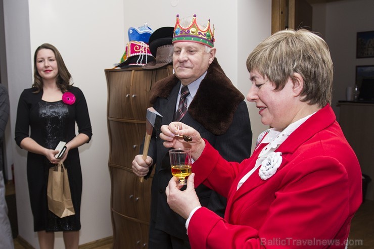 Čehijas vēstniecība dāvina valahu nacionālā tērpa galvassegu muzejam «Cepures pasaule» 141661
