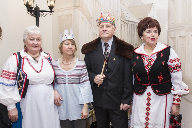 Čehijas vēstniecība dāvina valahu nacionālā tērpa galvassegu muzejam «Cepures pasaule» 141671