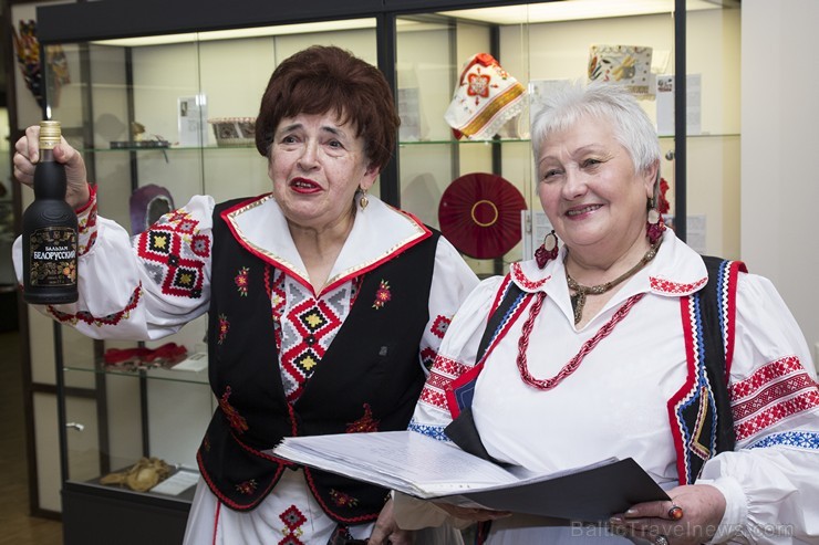 Čehijas vēstniecība dāvina valahu nacionālā tērpa galvassegu muzejam «Cepures pasaule» 141674