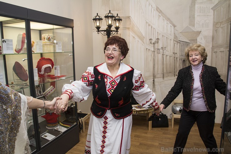 Čehijas vēstniecība dāvina valahu nacionālā tērpa galvassegu muzejam «Cepures pasaule» 141676