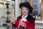 Čehijas vēstniecība dāvina valahu nacionālā tērpa galvassegu muzejam «Cepures pasaule» 26