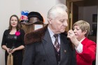 Čehijas vēstniecība dāvina valahu nacionālā tērpa galvassegu muzejam «Cepures pasaule» 3