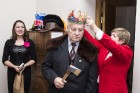 Čehijas vēstniecība dāvina valahu nacionālā tērpa galvassegu muzejam «Cepures pasaule» 5