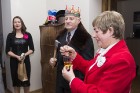Čehijas vēstniecība dāvina valahu nacionālā tērpa galvassegu muzejam «Cepures pasaule» 7