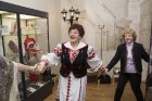 Čehijas vēstniecība dāvina valahu nacionālā tērpa galvassegu muzejam «Cepures pasaule» 21