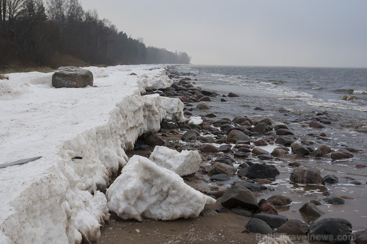 Dažādas liecības liecina, ka 1853. gada pavasarī ledus blīvēdamies izstūmis krastā šos akmeņus 142098