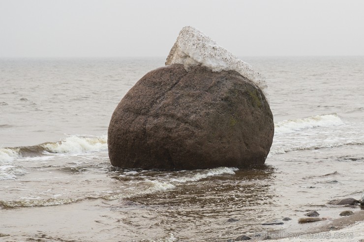 Dažādas liecības liecina, ka 1853. gada pavasarī ledus blīvēdamies izstūmis krastā šos akmeņus 142100