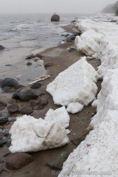 Dažādas liecības liecina, ka 1853. gada pavasarī ledus blīvēdamies izstūmis krastā šos akmeņus 142108