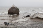 Dažādas liecības liecina, ka 1853. gada pavasarī ledus blīvēdamies izstūmis krastā šos akmeņus 4