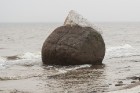 Dažādas liecības liecina, ka 1853. gada pavasarī ledus blīvēdamies izstūmis krastā šos akmeņus 5