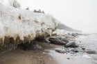 Dažādas liecības liecina, ka 1853. gada pavasarī ledus blīvēdamies izstūmis krastā šos akmeņus 6