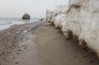 Dažādas liecības liecina, ka 1853. gada pavasarī ledus blīvēdamies izstūmis krastā šos akmeņus 7