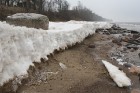 Dažādas liecības liecina, ka 1853. gada pavasarī ledus blīvēdamies izstūmis krastā šos akmeņus 8