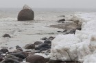Dažādas liecības liecina, ka 1853. gada pavasarī ledus blīvēdamies izstūmis krastā šos akmeņus 10