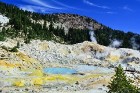 Bumpass Hell ir kūpoša, visdažādākajās krāsās iekrāsojusies ieleja, kas piebāzta pilna ar iepriekš uzkaitītām lietām 7