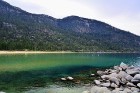 Tas ir vienīgais ezers ASV, kur vienuviet var slēpot kalnu kūrortos, spēlēt kazino, peldēties dzidrajos ezera ūdeņos un sauļoties smilšu pludmalē 14
