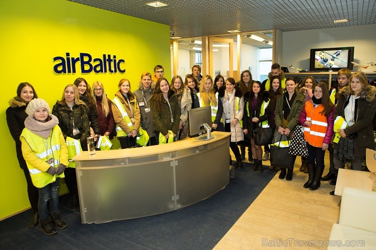 Pārējie 26 skolēni tika iepazīstināti ar aviokompānijas vēsturi, kā arī guva pavisam reālu ieskatu airBaltic darbinieku ikdienas darba pienākumos vair Pārējie 26 skolēni tika iepazīstināti ar aviokompānijas vēsturi, kā arī guva pavisam reālu ieskatu airBaltic darbinieku ikdienas darba pienākumos vair 142942