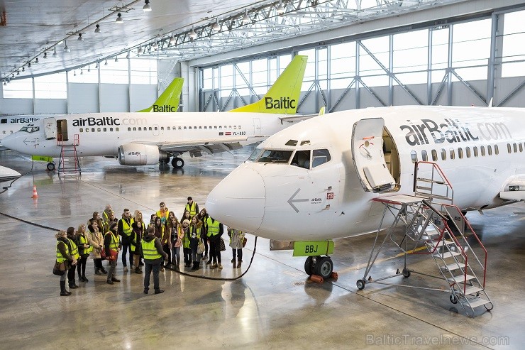 Latvijas nacionālā aviokompānija airBaltic Ēnu dienā 50 skolēniem deva iespēju ielūkoties tādu profesionāļu kā pilota, stjuarta un dažādu biroja darbi Latvijas nacionālā aviokompānija airBaltic Ēnu dienā 50 skolēniem deva iespēju ielūkoties tādu profesionāļu kā pilota, stjuarta un dažādu biroja darbi 142962