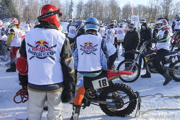 Blakus Cēsu pilsdrupām aizvadītas Red Bull Twitch’n’Ride skijoringa sacensības 143286