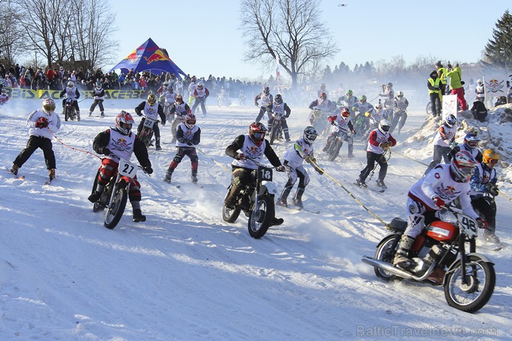 Blakus Cēsu pilsdrupām aizvadītas Red Bull Twitch’n’Ride skijoringa sacensības 143290