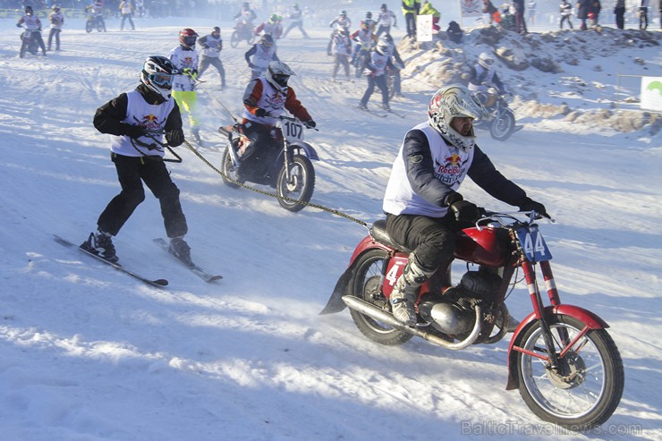 Blakus Cēsu pilsdrupām aizvadītas Red Bull Twitch’n’Ride skijoringa sacensības 143291