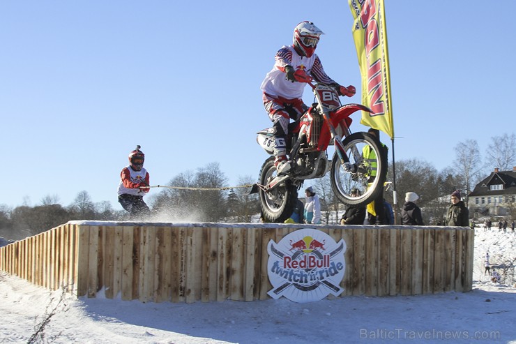 Blakus Cēsu pilsdrupām aizvadītas Red Bull Twitch’n’Ride skijoringa sacensības 143308