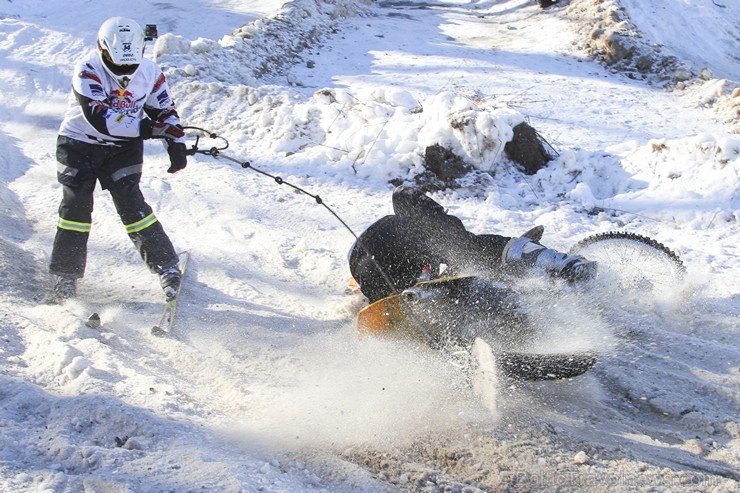 Blakus Cēsu pilsdrupām aizvadītas Red Bull Twitch’n’Ride skijoringa sacensības 143312