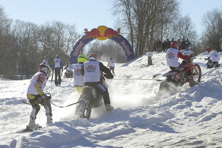 Blakus Cēsu pilsdrupām aizvadītas Red Bull Twitch’n’Ride skijoringa sacensības 143316