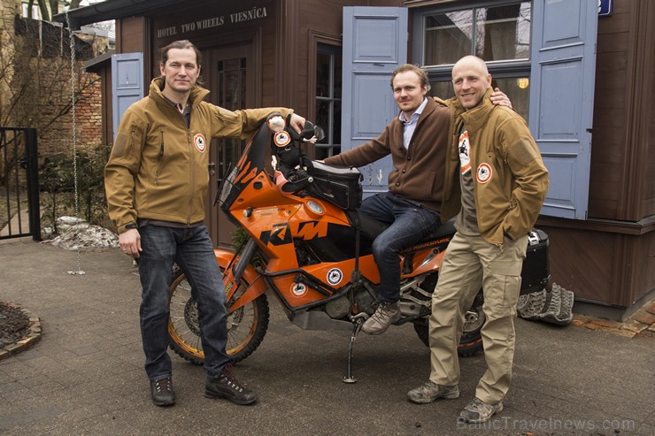 Motoekspedīcija «2 Rati 2 Ragi» atvadās no Latvijas, lai dotos trīs mēnešu ilgā braucienā no Labās Cerības raga (Keiptaunā) līdz Eiropas tālākajam zie Motoekspedīcija «2 Rati 2 Ragi» atvadās no Latvijas, lai dotos trīs mēnešu ilgā braucienā no Labās Cerības raga (Keiptaunā) līdz Eiropas tālākajam zie 143522