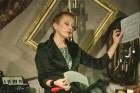 Trīs latviešu mūziķes un aktrises - Ieva Akuratere, Ilze Grunte un Raimonda Vazdika piepin garas bizes, dzied, spēlē ģitāras, akordeonu un balalaiku,  3